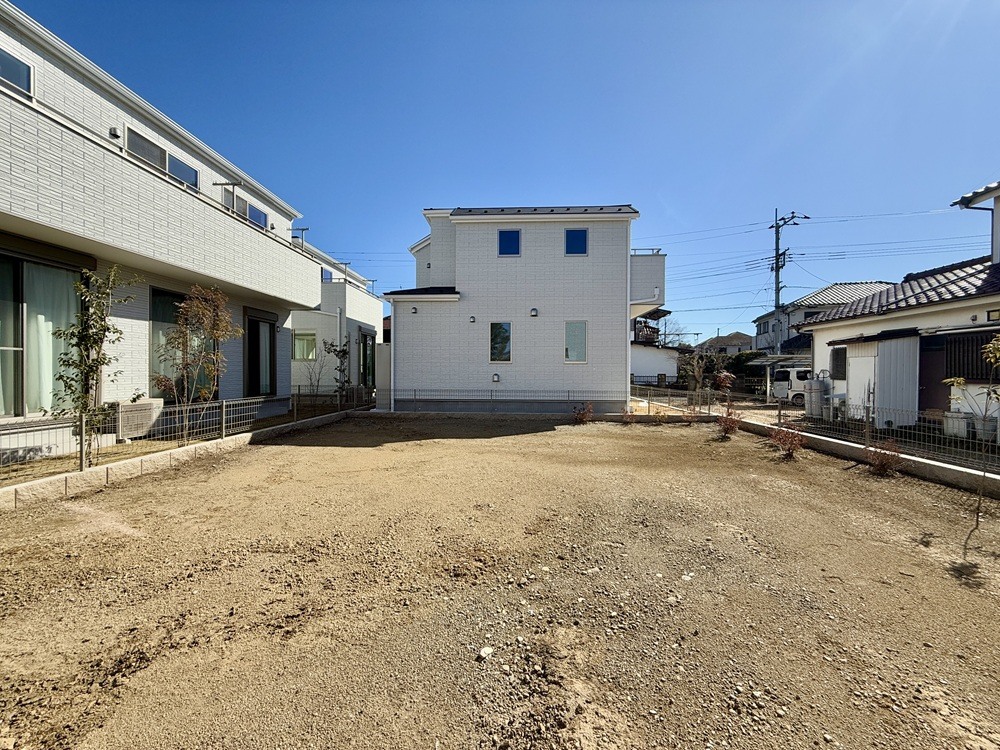 閑静で緑豊かな住宅地に３６坪以上の広々とした角地です。