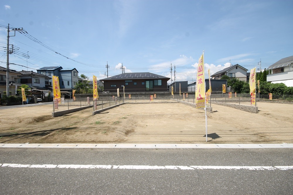 緑豊かで閑静な住宅街に３７坪超の整形地を用意。建築条件付き売地の良さを最大限に活かすことができます。