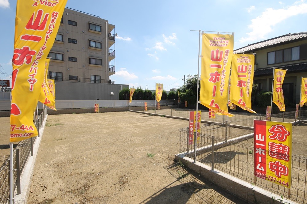 閑静で緑豊かな住宅地に４１坪以上の広々とした敷地の邸宅です。