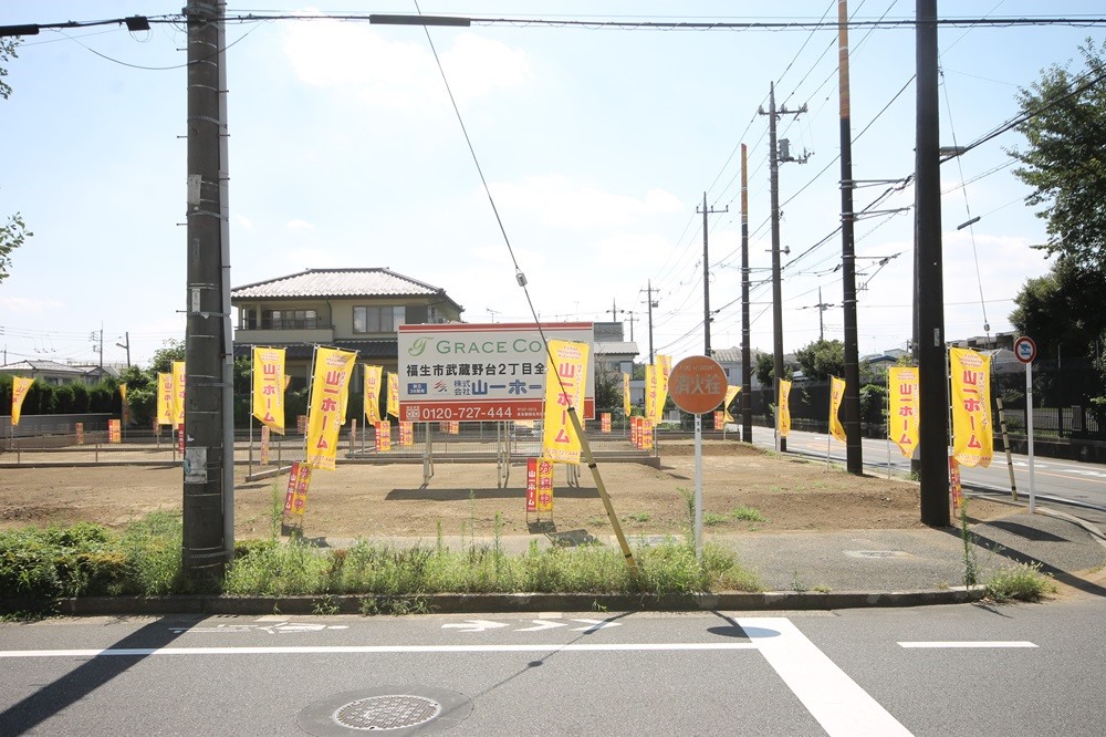 閑静で緑豊かな住宅地に４０坪以上の広々とした敷地の邸宅です。