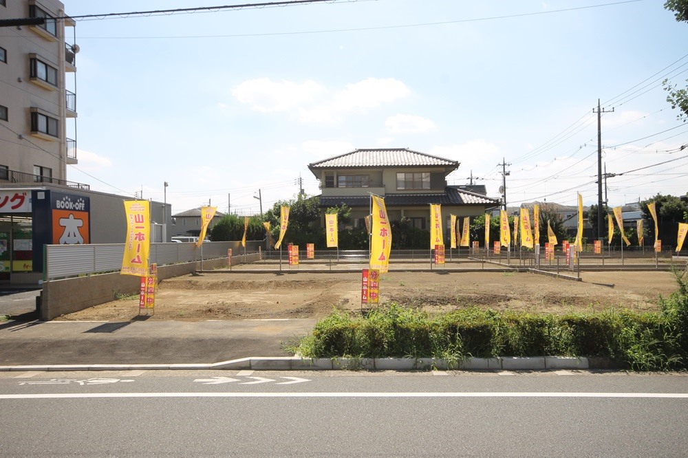 閑静で緑豊かな住宅地に４０坪以上の広々とした敷地の邸宅です。